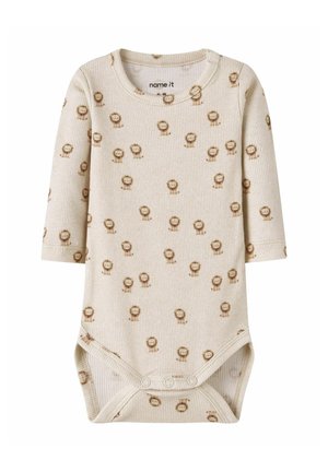 Crèmestevig babyrompertje met lange mouwen, kleine bruine leeuwengezichtjes en drukknoopsluiting onderaan.