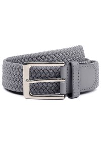 Grau gewebter Gürtel mit einer silbernen Metallschnalle und Lederakzenten, der ein strukturiertes geflochtenes Design und eine glatte Oberfläche am Ende aufweist.