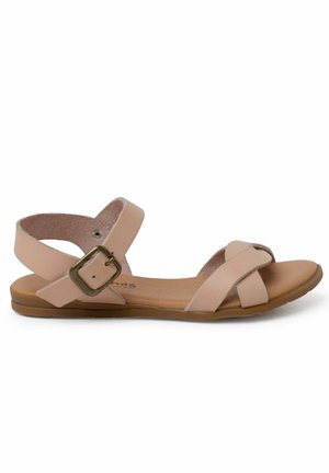 Sandalia de cuero rosa claro con tiras cruzadas, detalle de hebilla en el tobillo y suela de goma plana. Textura suave sin patrones visibles.