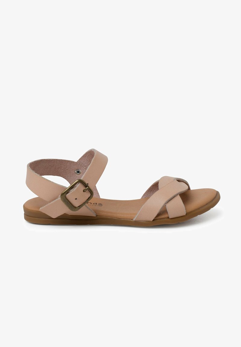 Sandale en cuir rose clair avec des sangles croisées, détail de boucle à la cheville et semelle plate en caoutchouc. Texture douce sans motifs visibles.