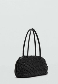 Borsa a mano in pelle intrecciata nera con forma arrotondata, due manici sottili e una superficie testurizzata con motivo a scacchi.