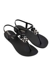 Infradito in gomma nera con una soletta testurizzata e accenti metallici lucidi sugli strap per un tocco di dettaglio in più.