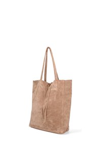 Borsa tote in suede di colore marrone chiaro con una texture morbida, presenta manici lunghi e una chiusura a cordoncino, forma rettangolare e design minimalista.