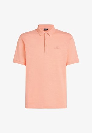 Pánská polokošile s krátkým rukávem ve světle broskvové barvě, vyrobená z měkké tkaniny. Obsahuje tříknoflíkovou légu a vyšívané logo na hrudi.