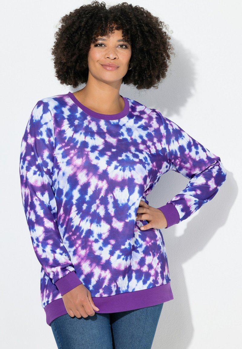 Felpa viola con motivo tie-dye, maniche lunghe, collo rotondo e polsini a coste viola. Presenta una combinazione di motivi blu e bianchi in tutto il capo.
