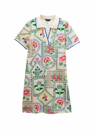 Blumengemustertes Kleid mit kurzen Ärmeln, weißem Grund und blauen Akzenten am Kragen und der Knopfleiste. Es weist lebendige, bunte botanische Designs auf.