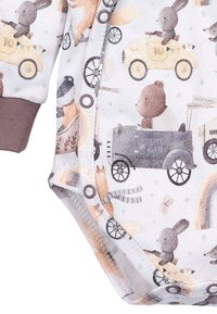 Body en coton avec un fond gris clair, présentant des illustrations ludiques d'animaux et de véhicules dans des couleurs pastel douces. Boutons-pression inclus.