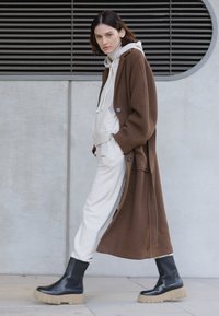 Marc O'Polo CHRISTEL - Enkellaarsjes met plateauzool - black/sand