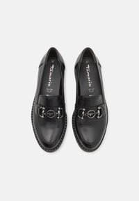 Mocassins en cuir noir avec détail mors de cheval en métal argenté, bout arrondi et semelles intérieures rembourrées indiquant la taille 37.