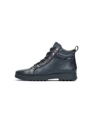 Bottes de randonnée en cuir noir avec une surface texturée, un col haut, des œillets en métal et une semelle robuste pour l'adhérence. Comprend un intérieur rembourré.