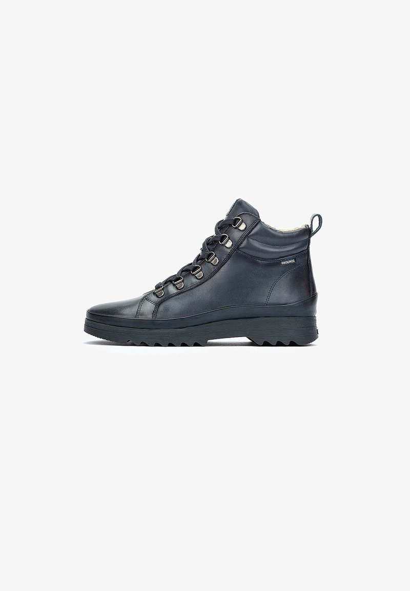 Botas de senderismo de cuero negro con una superficie texturizada, cuello alto, ojales de metal y suela robusta para un buen agarre. Cuenta con un interior acolchado.