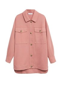 Veste rose surdimensionnée avec manches longues, boutonnage sur le devant, deux poches poitrine à rabat avec boutons et col plié.