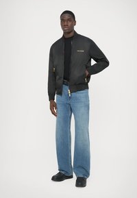 Armani Exchange UNISEX - Bomber dzseki - black/chinese red