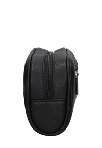 Borsa da toiletta in pelle nera con texture, dotata di due scomparti con zip, vista di lato su uno sfondo bianco.