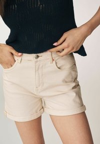 Next COMFORT MOM STANDARD - Džinsa auduma šorti - off-white