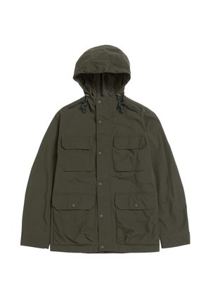 Tamsiai žalia gobtuvu striukė su priekiniais spaudėmis, reguliuojamais raišteliais ir keturiomis kišenėmis su atvartais, ant paprasto balto fono.