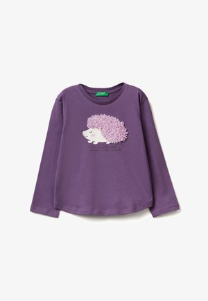 Paarse langwerpige shirt met lange mouwen, voorzien van een witte egeltje graphic met een textuur-achtige, roze vacht op de achterkant en daarbij afgedrukte tekst onder het ontwerp.