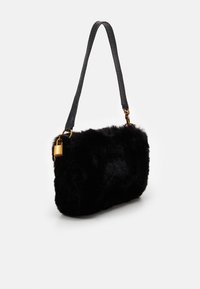 Czarna torebka z futerka syntetycznego o prostokątnym kształcie, z teksturowanym czarnym skórzanym uchwytem i złotym akcentem w postaci kłódki.