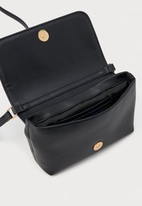 Borsa a tracolla nera in pelle con chiusura a scatto magnetico, caratterizzata da una superficie liscia e un unico scomparto per la conservazione.