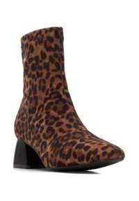 Botín de tobillo de estampado de leopardo con una suave textura de ante, diseño de puntera afilada y un bajo tacón cuadrado negro.