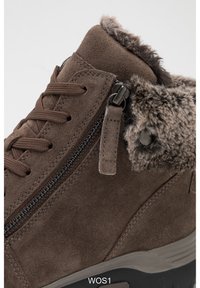Botte d'hiver en suède marron avec fermeture éclair latérale, lacets et doublure en fausse fourrure autour de la cheville pour plus de chaleur et de confort.