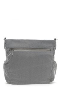 Bolso bandolera de tela tejida en gris y blanco con bolsillo frontal con cremallera y bolsillos laterales, forma rectangular y tirador de cremallera metálico.