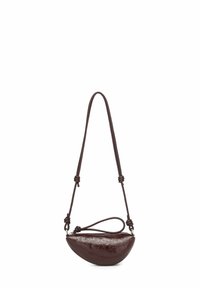 Tmavě hnědá kožená kabelka přes tělo s oblým tvarem ve tvaru půlměsíce. Má uzlový nastavitelný popruh a strukturovaný povrch.