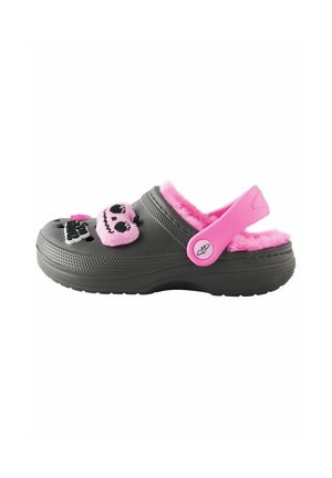 Grauer Clog mit pinkem flauschigem Futter und Riemen, verziert mit einem pinken Totenkopf und anderen kleinen anhängenden Charms.