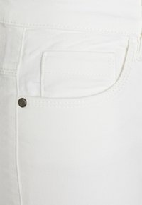 Kaffe Vaqueros pitillo - white