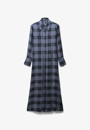 Langärmliges, knöpfbares Kleid mit weit geschnittenem Kragen im blau-schwarz karierten Muster flach auf weißem Hintergrund präsentiert.