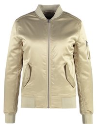 Giacca bomber beige realizzata in tessuto lucido, dotata di una zip frontale, due tasche laterali e una tasca con zip sulla manica. Polsini e orlo a costine.