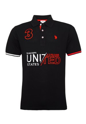 Sort polo-shirt med røde og hvide detaljer, der har et stort rødt nummer "3", broderet logo og teksten "TEAM USPA UNITED STATES."