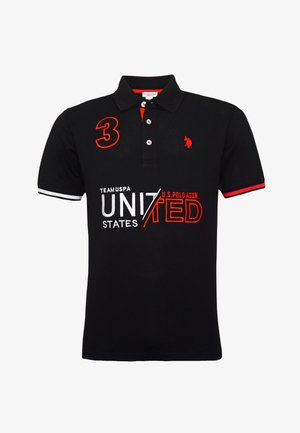 Zwarte poloshirt met rode en witte accenten, voorzien van een groot rood nummer "3," geborduurd logo en tekst "TEAM USPA UNITED STATES."