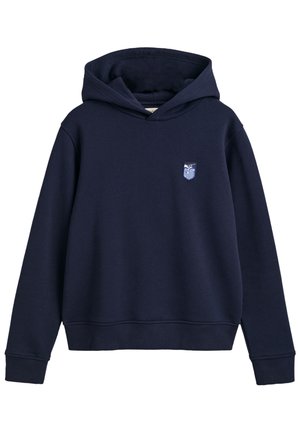 Marineblaue Kapuzenpullover mit langen Ärmeln und einem kleinen blau-weißen Schildlogo auf der linken Brust.
