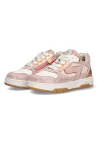 Roze sneakers met glinsterende afwerking, witte accenten en een zijrits. Vetersluiting, ronde neus en een getextureerde rubberen zool in gumkleur.