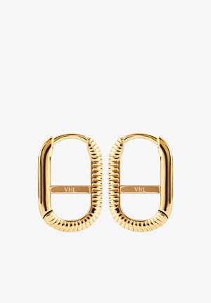 Zlatne metalne naušnice s dizajnom u obliku petlje i izrezbarenim akcentima, s logotipom na šipki. Glatka tekstura dodatno poboljšava vizualni interes.