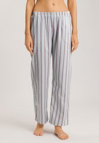 Lichtblauwe pyjamabroek met verticale strepen in paars en rood. Heeft een elastische tailleband en een losse pasvorm.
