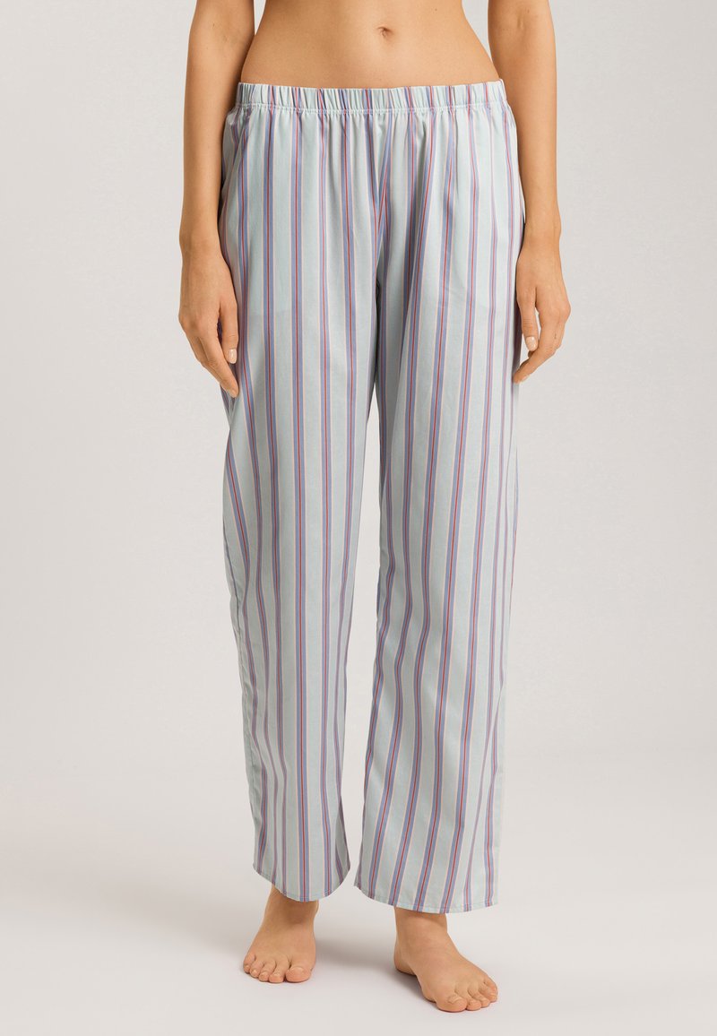 Lichtblauwe pyjamabroek met verticale strepen in paars en rood. Heeft een elastische tailleband en een losse pasvorm.