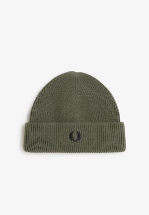 Gorro de punto acanalado verde oliva con puño doblado y pequeño logo negro de corona de laurel en el centro delantero.