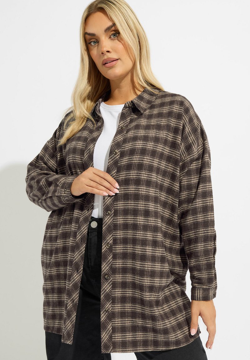 Camicia a quadri marrone con bottoni, dal fit relaxed e maniche lunghe, con accenti bianchi e beige e una trama di tessuto morbida.