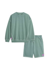 Sæt bestående af en mintgrøn sweatshirt og shorts lavet af blødt stof. Sweatshirten har en rund halsudskæring og raglanærmer; shortsene har en elastisk talje.