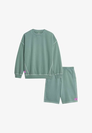 Set di felpa e pantaloni corti verde menta realizzato in tessuto morbido. La felpa ha un colletto a girocollo e maniche raglan; i pantaloni corti presentano una vita elastica.