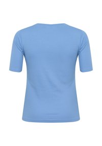 Camiseta de manga corta azul claro hecha de algodón suave, con un cuello redondo y una textura lisa y uniforme, sin patrones ni adornos.