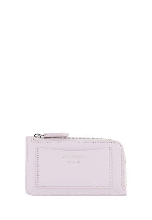 Portefeuille en cuir de lavande douce, avec fermeture éclair, poche avant et logo embossé. Texture lisse avec des lignes épurées.