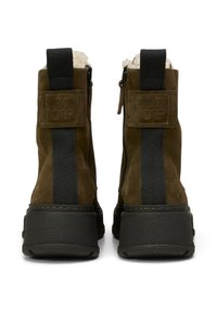 Brązowe zamszowe botki do kostki z czarnymi elastycznymi panelami bocznymi, teksturowaną gumową podeszwą i zapięciem na zamek. Na tyle znajduje się naszywka z logo.