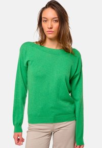 Grüner Strickpullover mit lockerer Passform und weitem Ausschnitt, ausgestattet mit langen Ärmeln und gerippten Bündchen. Glatte Textur, minimalistisches Design.