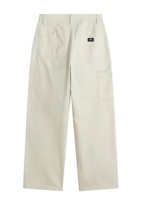 Pantalons beige à jambes larges en coton, dotés d'une taille, de deux poches arrière et d'une poche cargo sur le côté. Texture lisse avec un minimum de coutures.