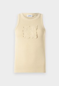 Beige ribbattu tankki ilman hihoja, jossa on texturoidut neliökuvioiset koristeet rinnassa ja pyöreä kaula-aukko.