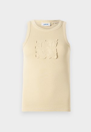 Beige ribbelende mouwloze tanktop met een gestructureerd vierkant patchdesign op de borst en een ronde halslijn.