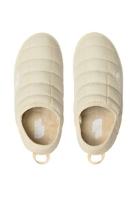 Zuecos ligeros en color beige, de tipo slip-on, con textura acolchada y forro suave. Presentan un logo en el lateral y un talón con bucle para facilitar su uso.